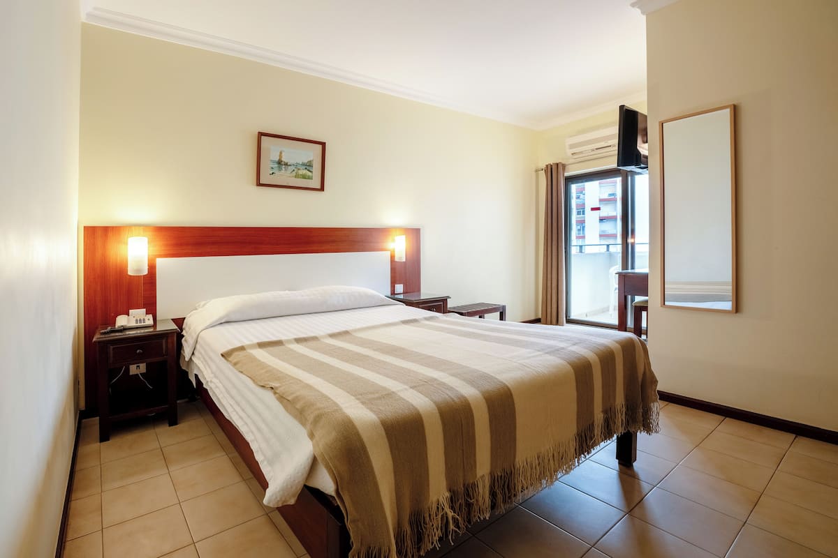 Twin Room | In-room safe, desk, blackout curtains, soundproofing
