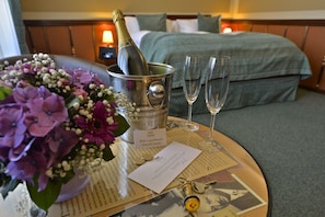 Deluxe kamer, 1 twee- of 2 eenpersoonsbedden (with Extra Bed) | Roomservice - dineren