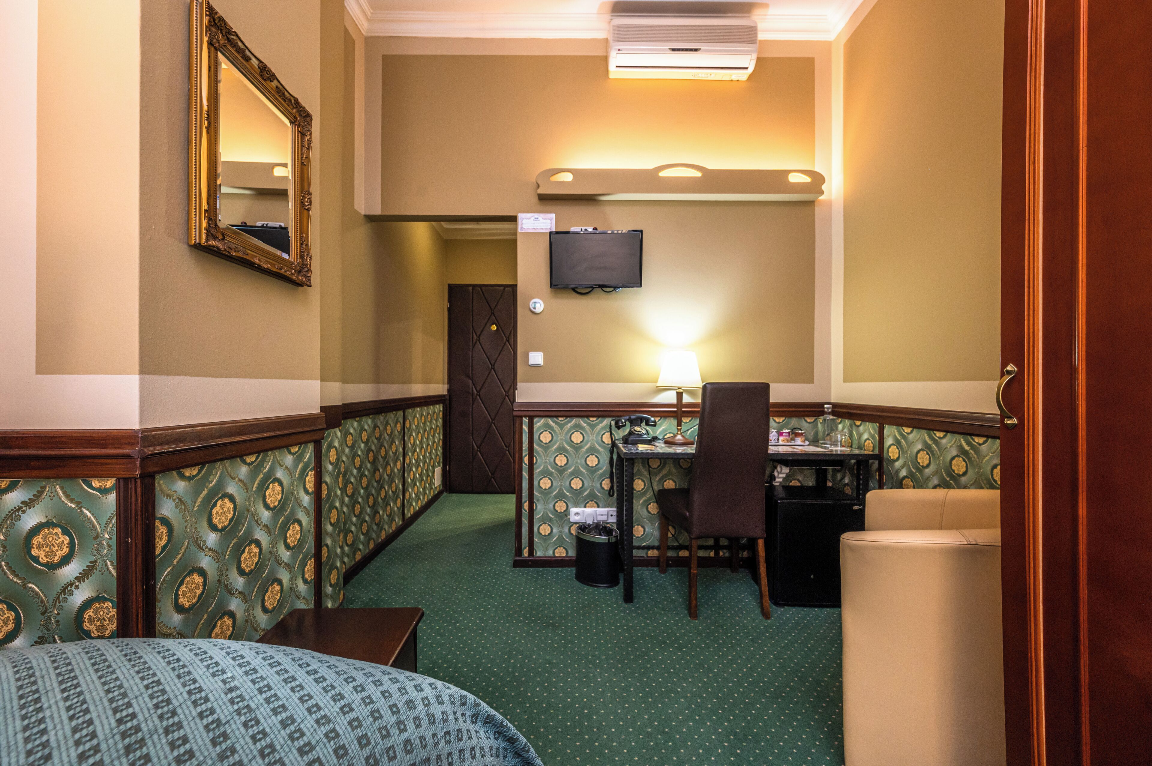 classic single room | 1 bedroom, memory-foam beds, minibar, in-room safe