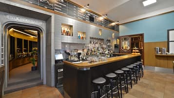 Cocktailbar, utsikt mot hagen, åpen hver dag