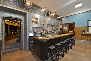 Bar de copas con vistas al jardín (abre todos los días)