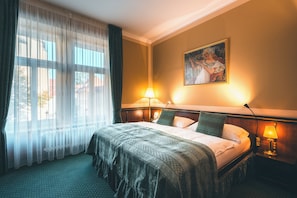 Lit avec matelas en mousse à mémoire, minibar