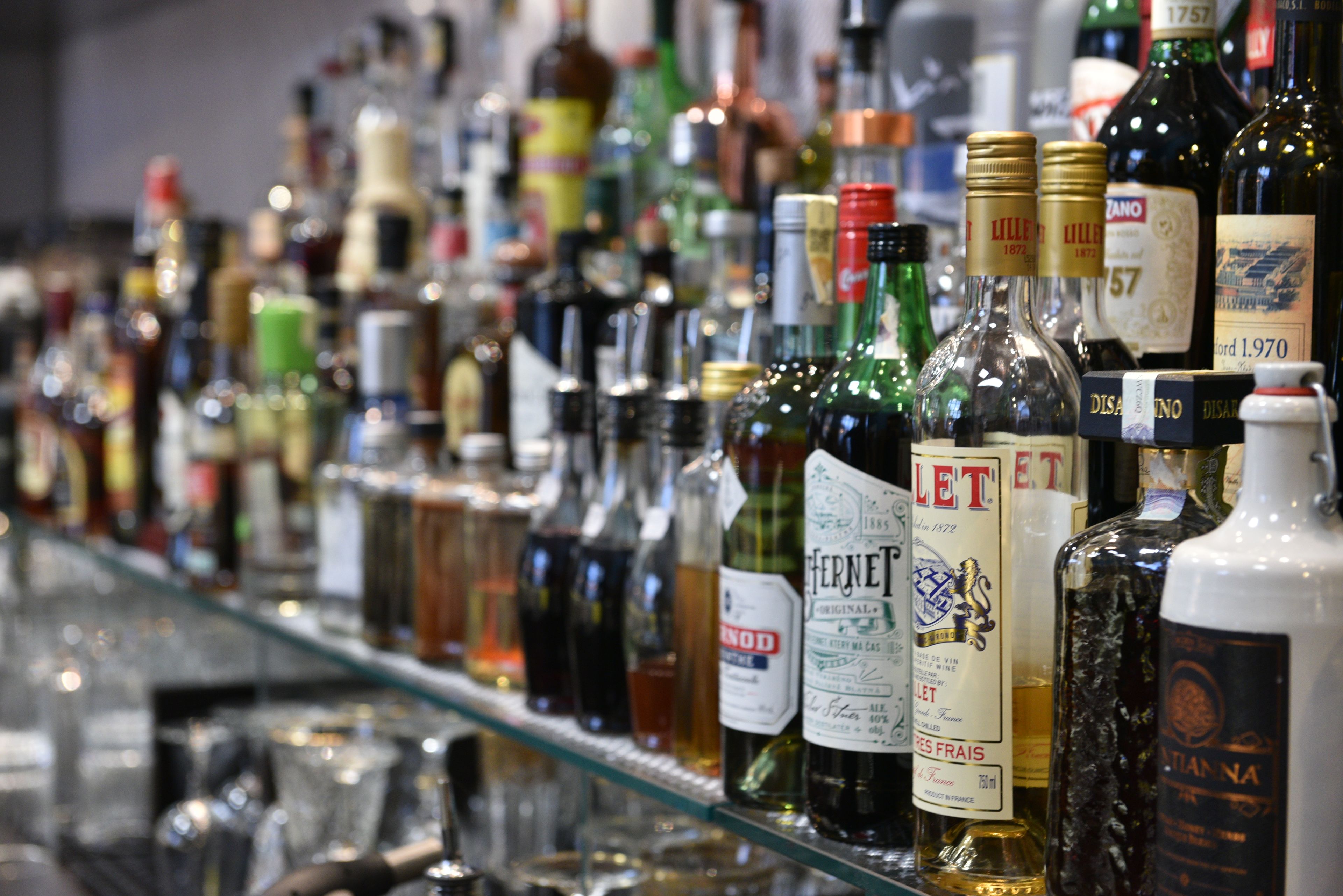 Variedad de botellas de licor en una estantería.