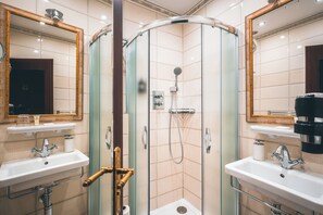 Quarto solteiro clássico | Banheiro | Produtos de toalete de grife, secador de cabelo, roupões de banho 