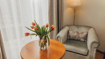 Dobbeltrom | Minibar, safe på rommet, individuelt dekorert og skrivebord