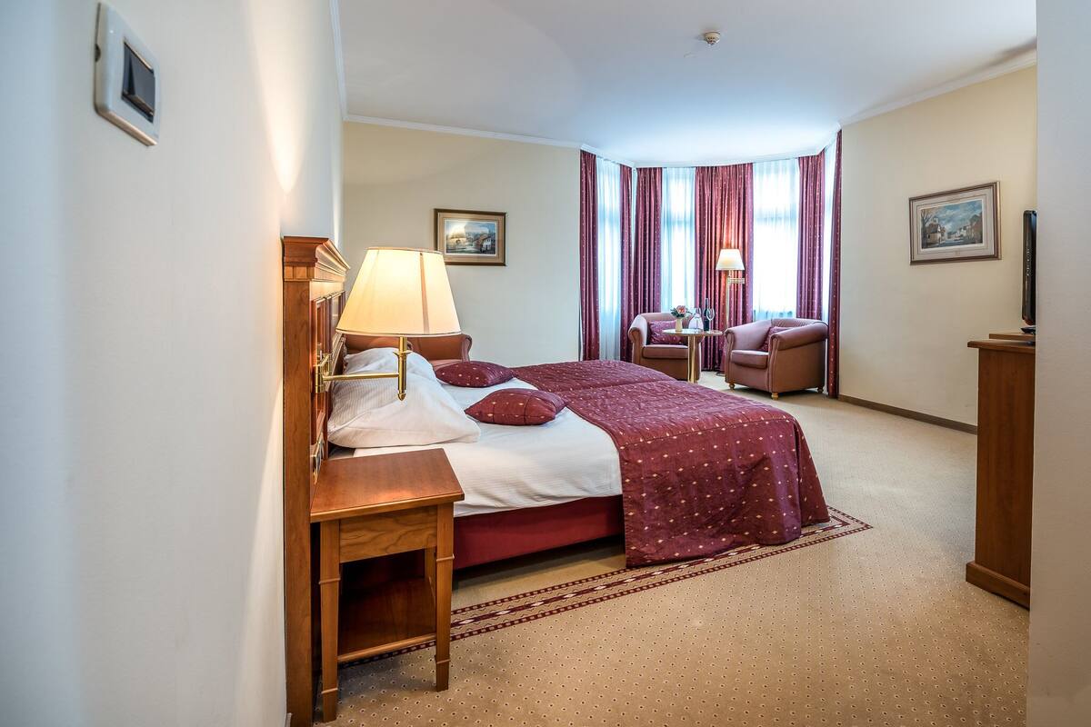 Een minibar, een kluis op de kamer, een bureau, verduisterende gordijnen