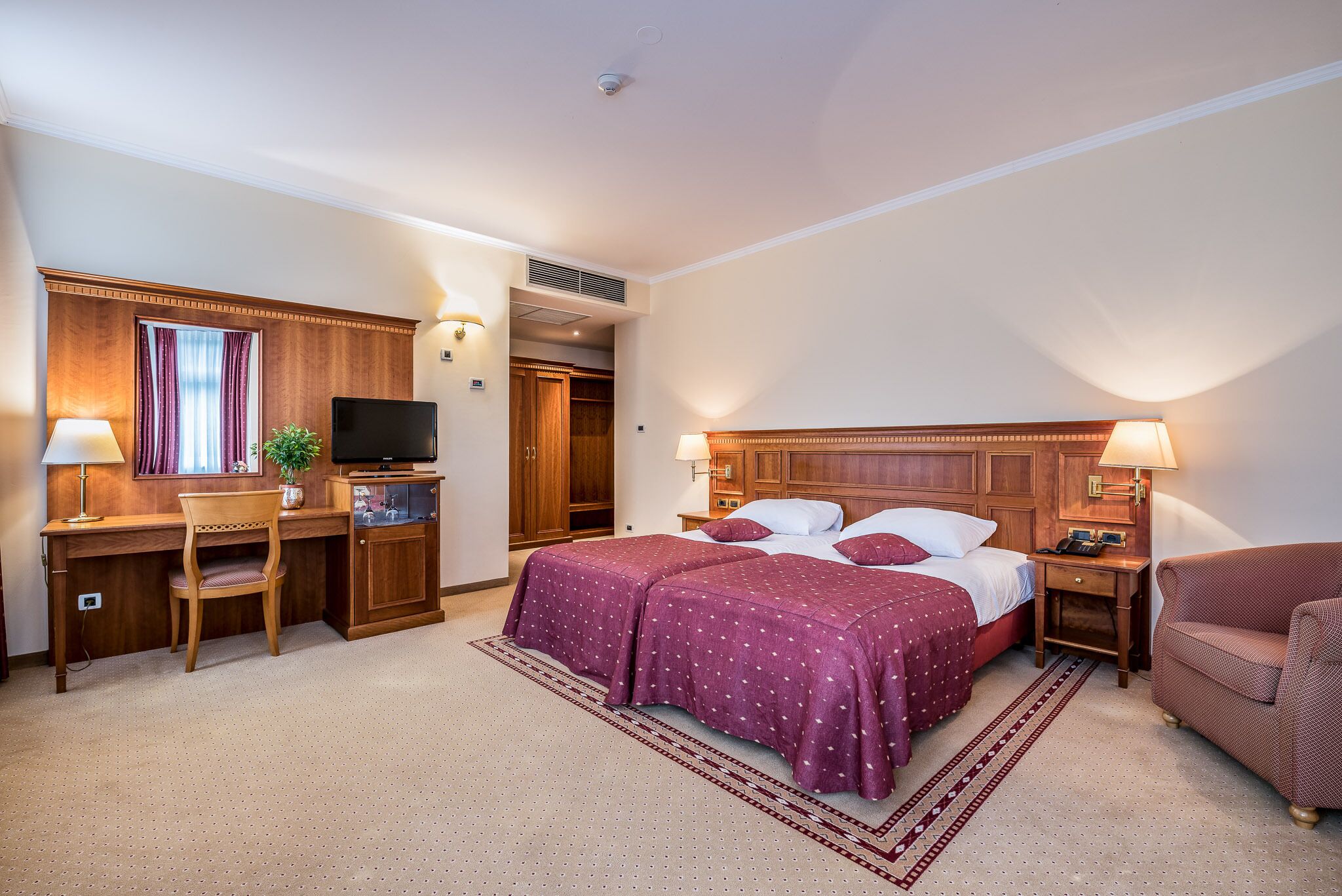 minibar, in-room safe, individually decorated, desk