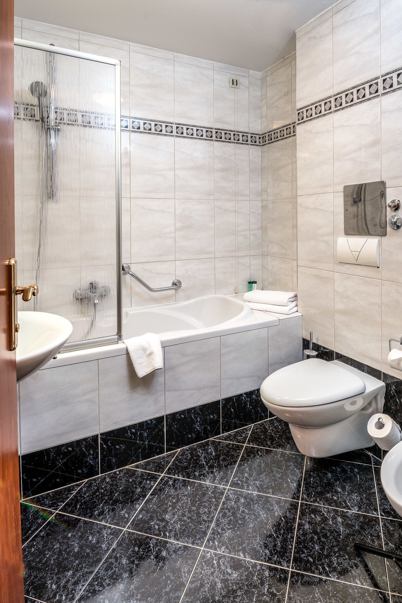 double room single use, balcony | bathroom | free toiletries, bathrobes, slippers, bidet