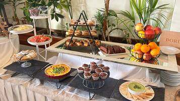 Tägliches Frühstücksbuffet gegen Gebühr