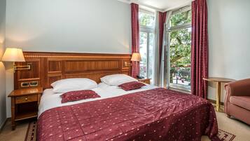 Single Room | Minibar, in-room safe, individually decorated, desk