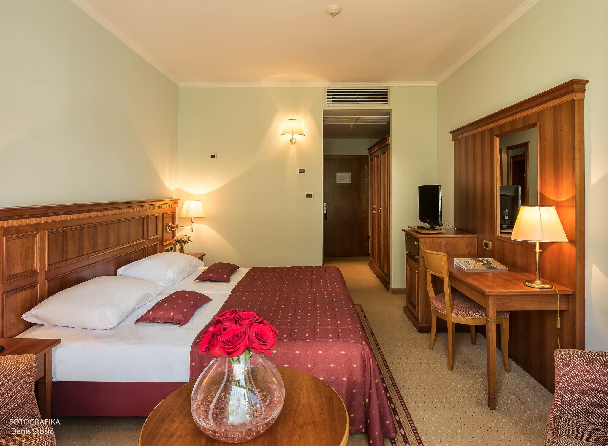 double room single use, balcony | minibar, in-room safe, individually decorated, desk