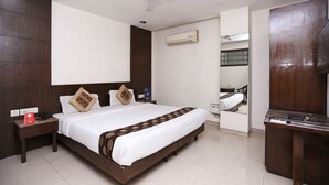 Select Comfort beds, in-room safe, desk, iron/ironing board (on request) - Hotel Grand Peepal (New Delhi)
