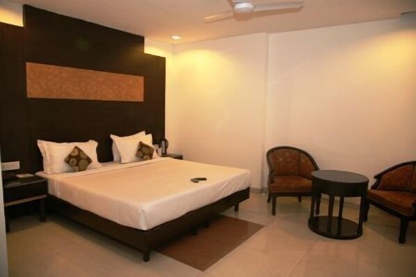 Select Comfort beds, in-room safe, desk, iron/ironing board - Hotel Grand Peepal (New Delhi)