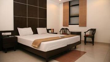 Select Comfort -patjalliset sängyt, tallelokero huoneessa, työpöytä