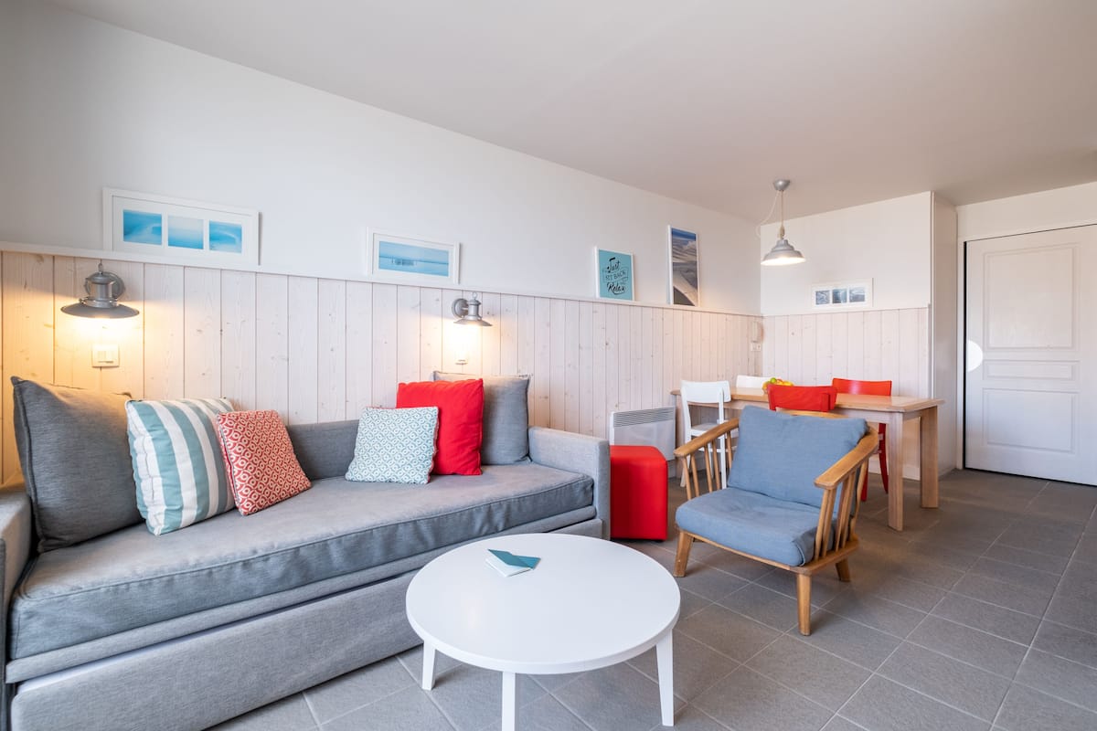 Apartment 6 people - 2 bedrooms - Duplex - Sea view | Living area | TV