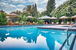 室外游泳池，07:00 至 22:00 开放，免费小屋，池畔遮阳伞