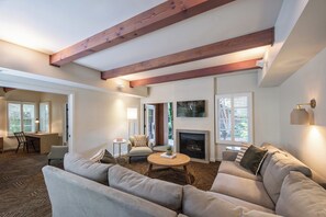 Suite, 1 kingsize-seng | Allergitestet sengetøy, dundyner og senger med overmadrass