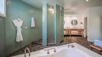 Suite, 1 kingsize-seng (Junior Suite) | Bad | Designertoalettartikler, hårføner, badekåper og tøfler