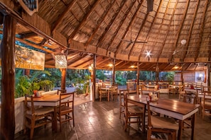 供應晚餐;多國菜