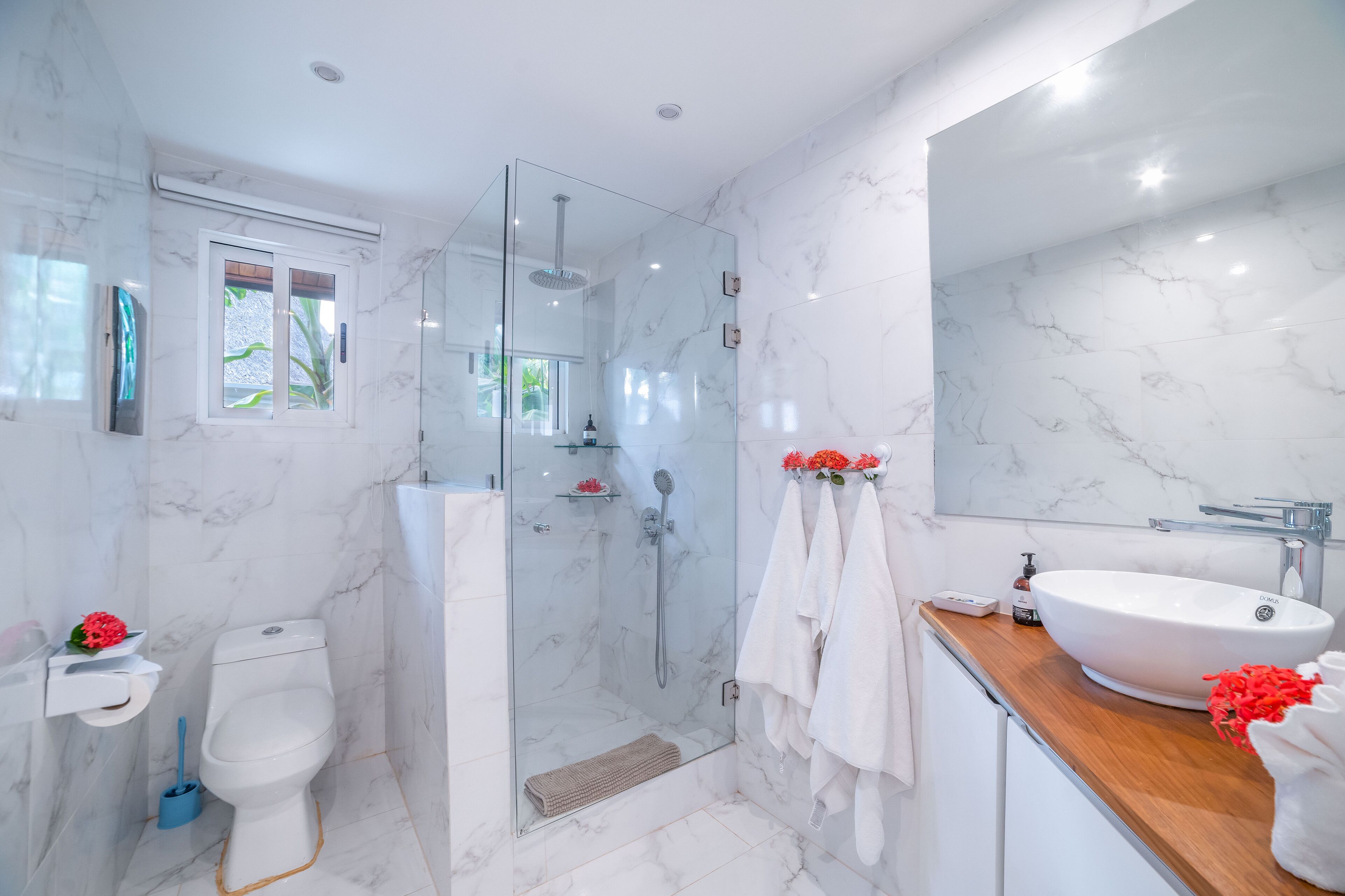 deluxe villa | bathroom | shower, rainfall showerhead, free toiletries, towels