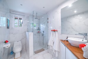 Villa Deluxe | Baño | Regadera, regadera tipo lluvia, amenidades de baño gratuitas, toallas 