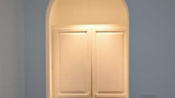 Puerta doble cerrada con marco blanco y una luz pequeña en la parte superior.