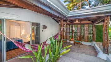 Deluxe-værelse - 1 queensize-seng | Terrasse/gårdhave