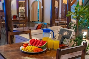 Desayuno a la carta todos los días (con cargo)