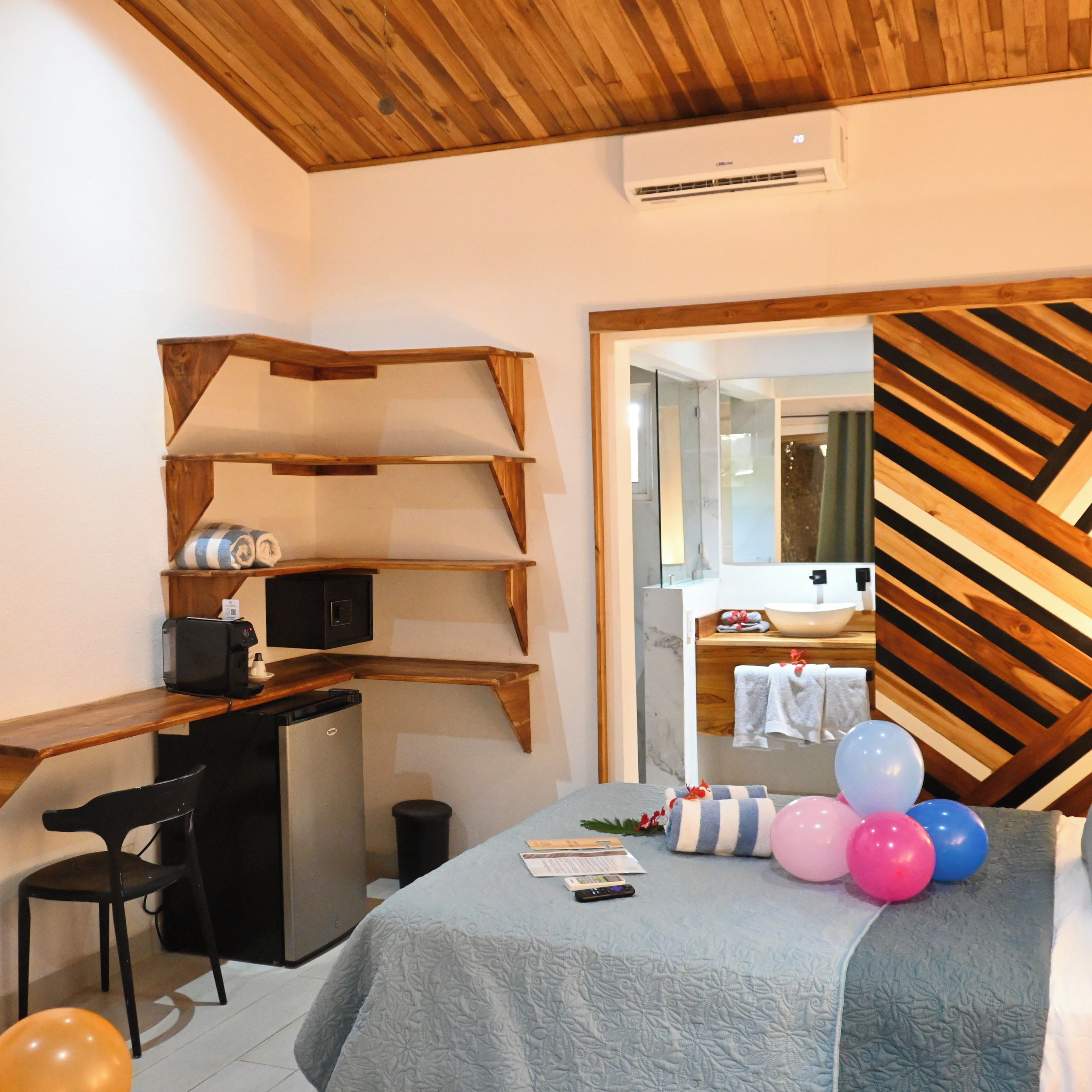 Un dormitorio con cama, escritorio y espejo.
