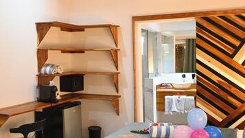Un dormitorio con cama, escritorio y espejo.