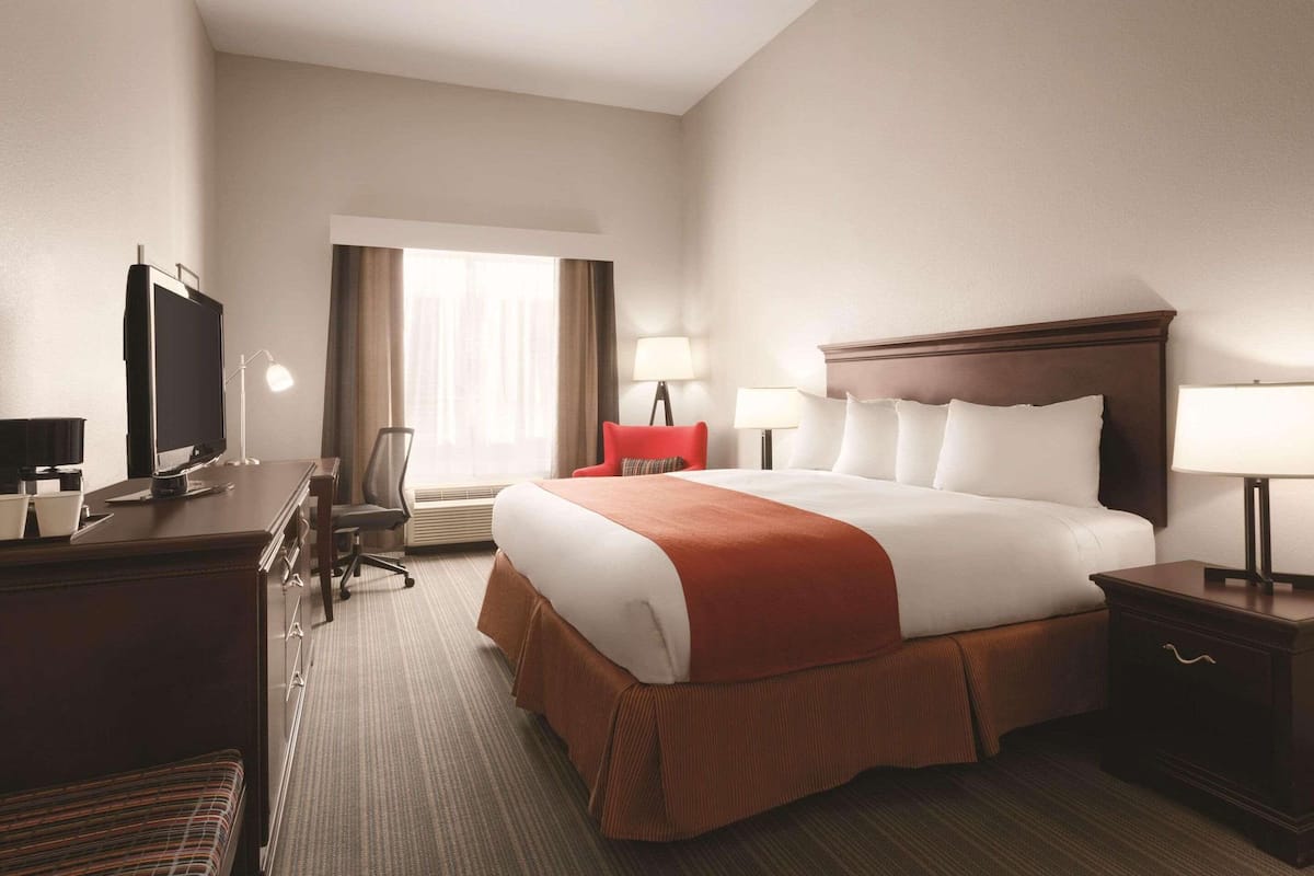 1 bedroom, in-room safe, desk, blackout curtains