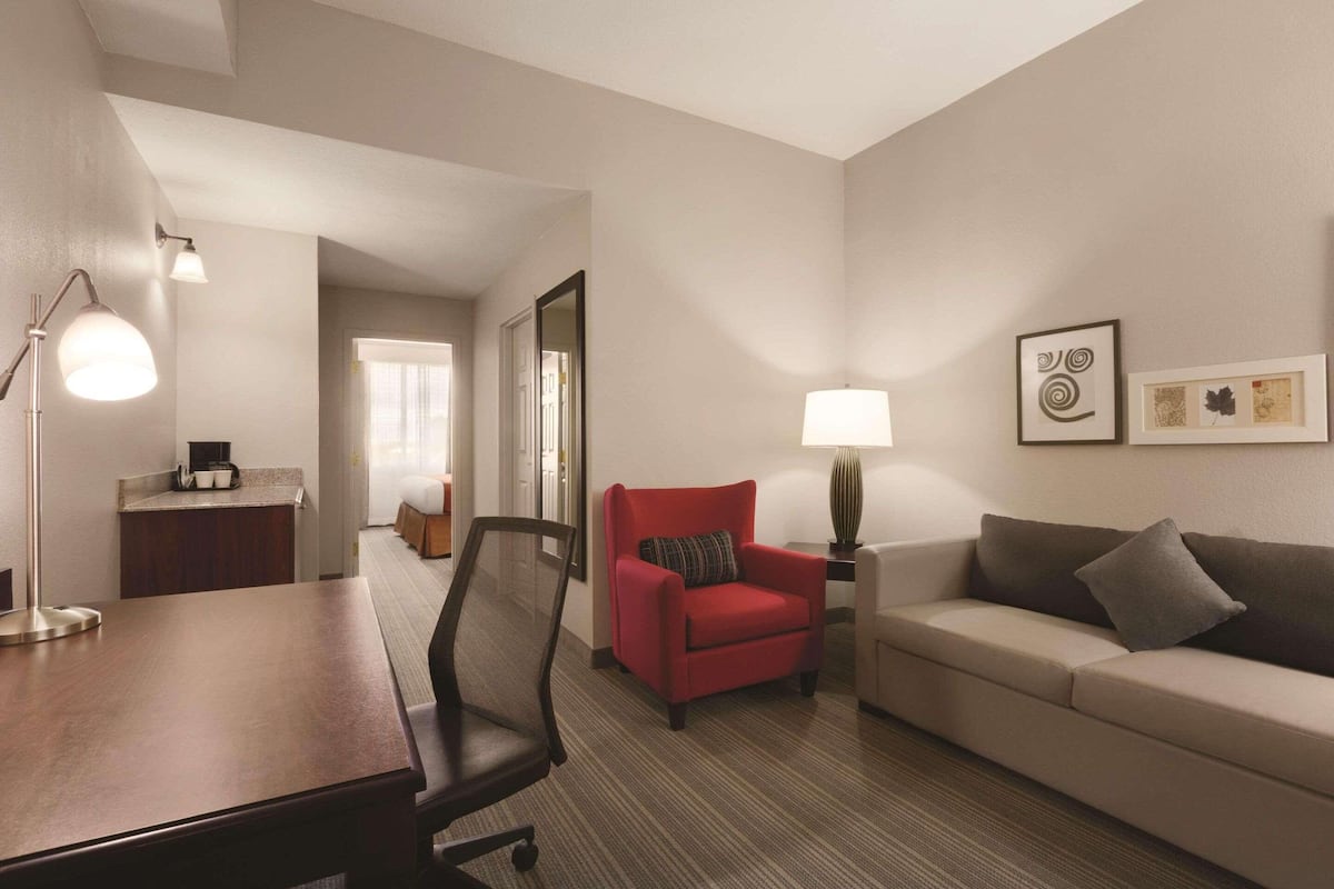 Suite, 1 Bedroom, Non Smoking | 1 bedroom, in-room safe, desk, blackout curtains