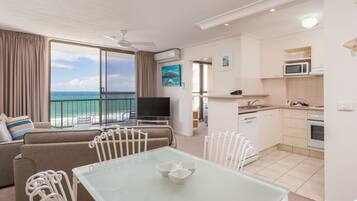 Căn hộ, 1 phòng ngủ | Khu phòng khách | TV màn hình phẳng 32-inch có truyền hình cáp, TV