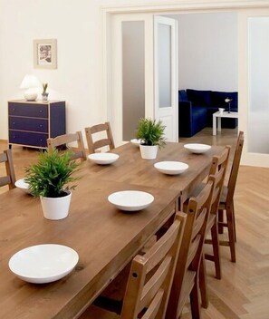 Apartamento, 3 quartos | Opções para refeição no quarto