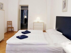 Desk, iron/ironing board, free WiFi, bed sheets - Prague Central Residence (Prague)