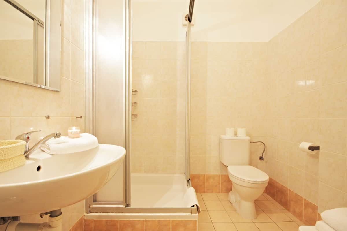 Séchoir à cheveux, serviettes fournies