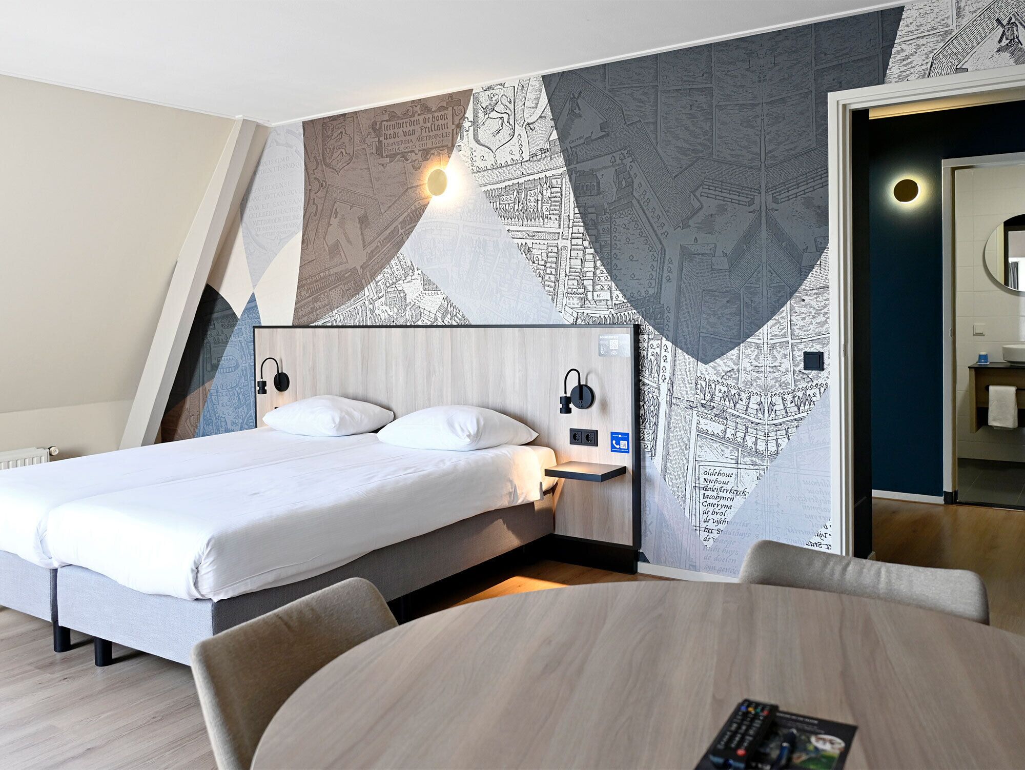 Familiekamer | Een bureau, een strijkplank/strijkijzer, gratis wifi, beddengoed