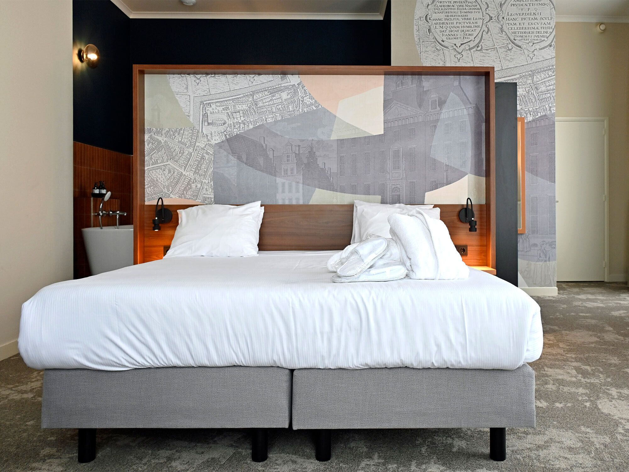 Luxe Suite | Desk, iron/ironing board, free WiFi, bed sheets