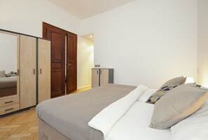 1 quarto, ferros/tábuas de passar roupa, berços (sobretaxa)