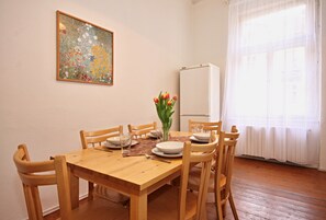 Apartamento standard, 2 quartos | Opções para refeição no quarto