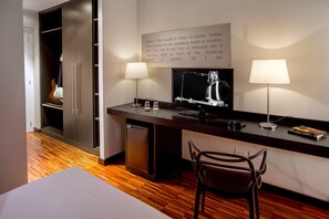 Hypo-allergenic bedding, free minibar items, in-room safe, desk - Suitedreams (Rome)