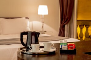 Suite, banyera d'hidromassatge | Roba de llit hipoal·lergògena i minibar amb articles gratuïts 