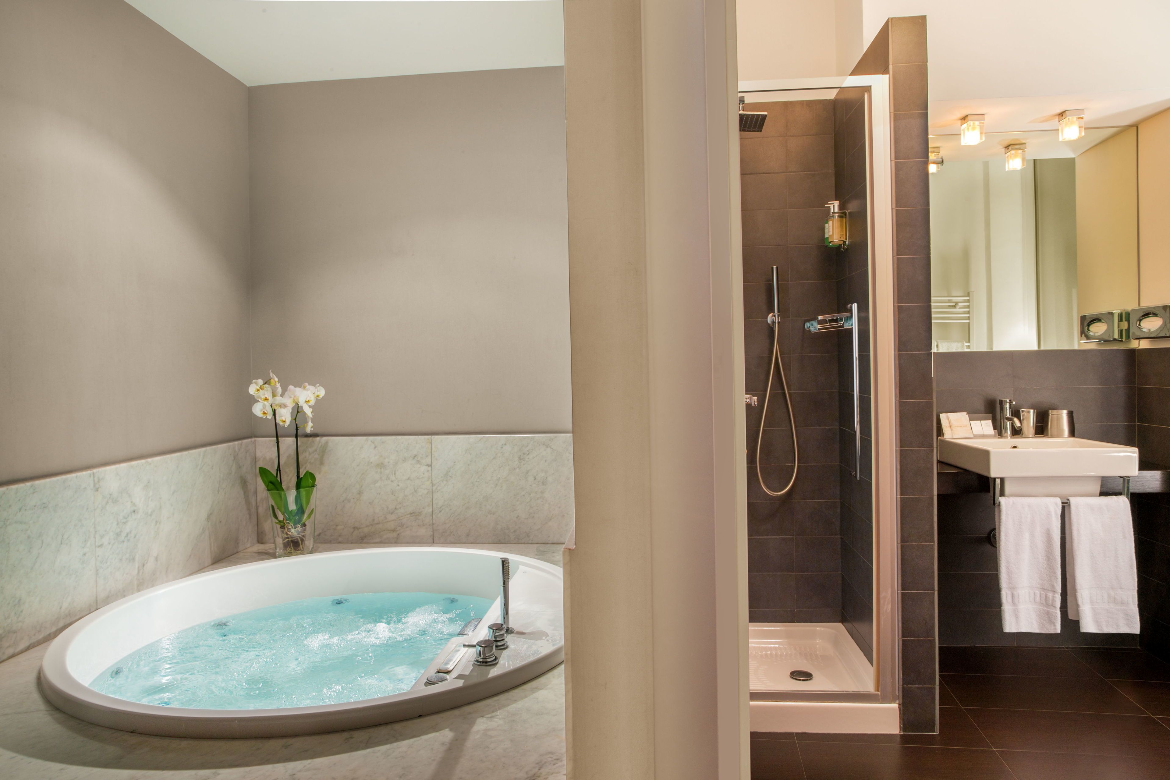 Suite, Jetted Tub | Bilik Mandi | Pancuran mandi, hulu semburan mandi hujan, pengering rambut, bidet 