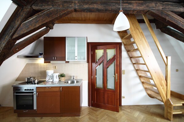 Kühlschrank, Mikrowelle, Wasserkocher mit Kaffee-/Teezubehör