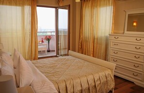 Select Comfort beds, in-room safe, desk, iron/ironing board - Monte Carlo Palace Rooms (Bucharest)