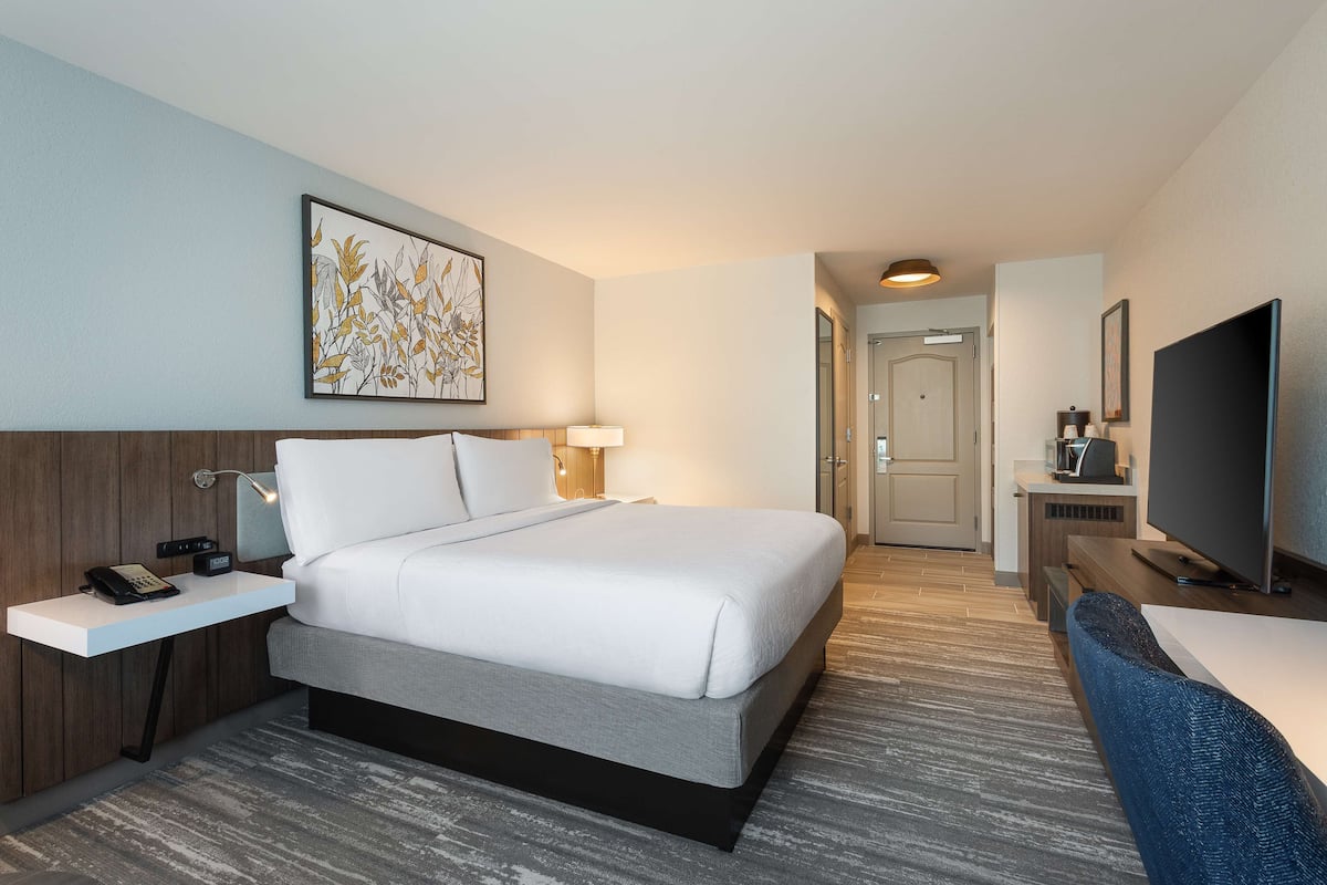 Premium bedding, in-room safe, desk, blackout drapes
