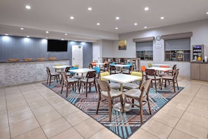 Free daily buffet breakfast  - La Quinta Inn & Suites by Wyndham Alvarado (Alvarado)