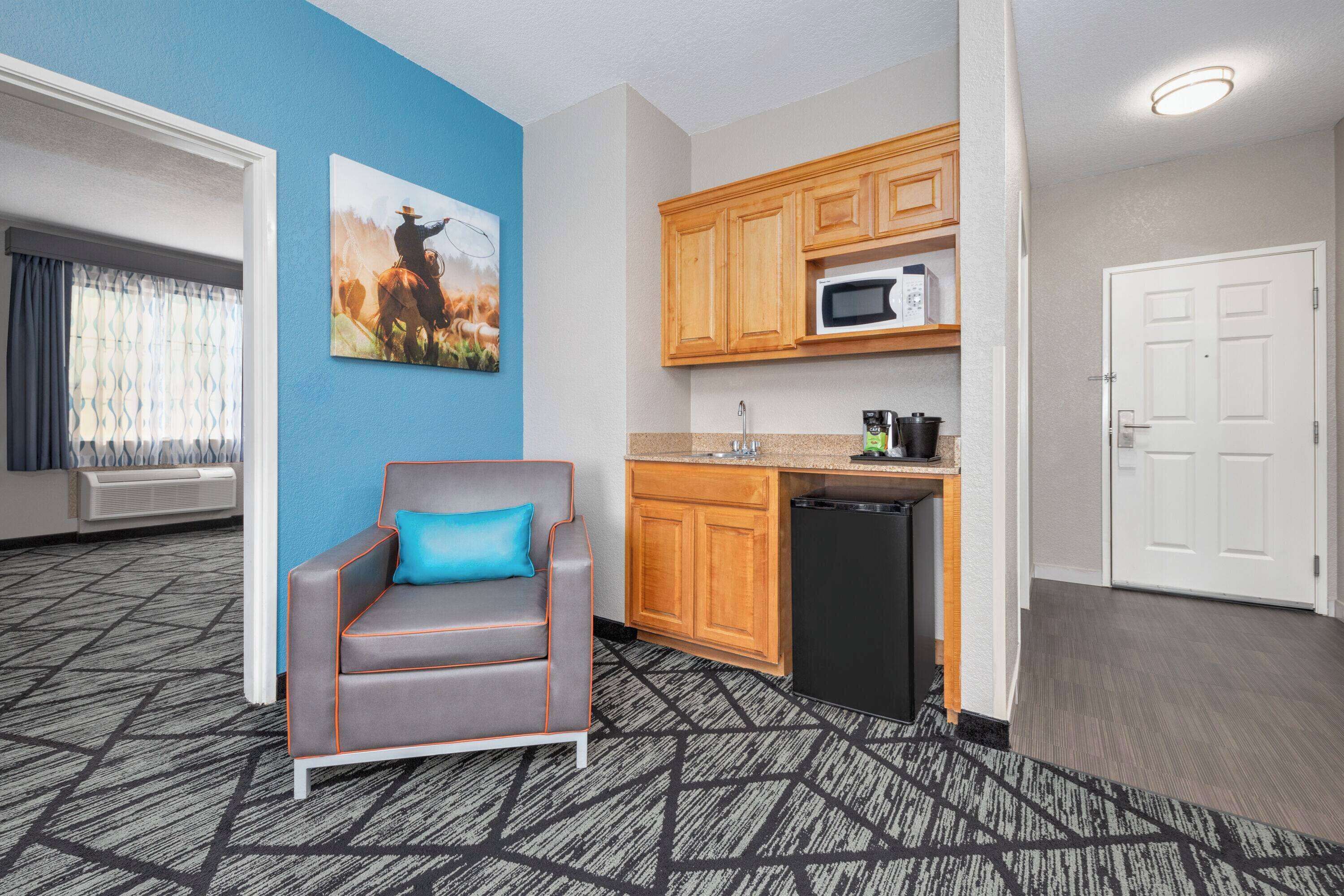 deluxe suite, 1 king bed, non smoking (deluxe executive suite) | premium bedding, pillow-top beds, desk, blackout curtains