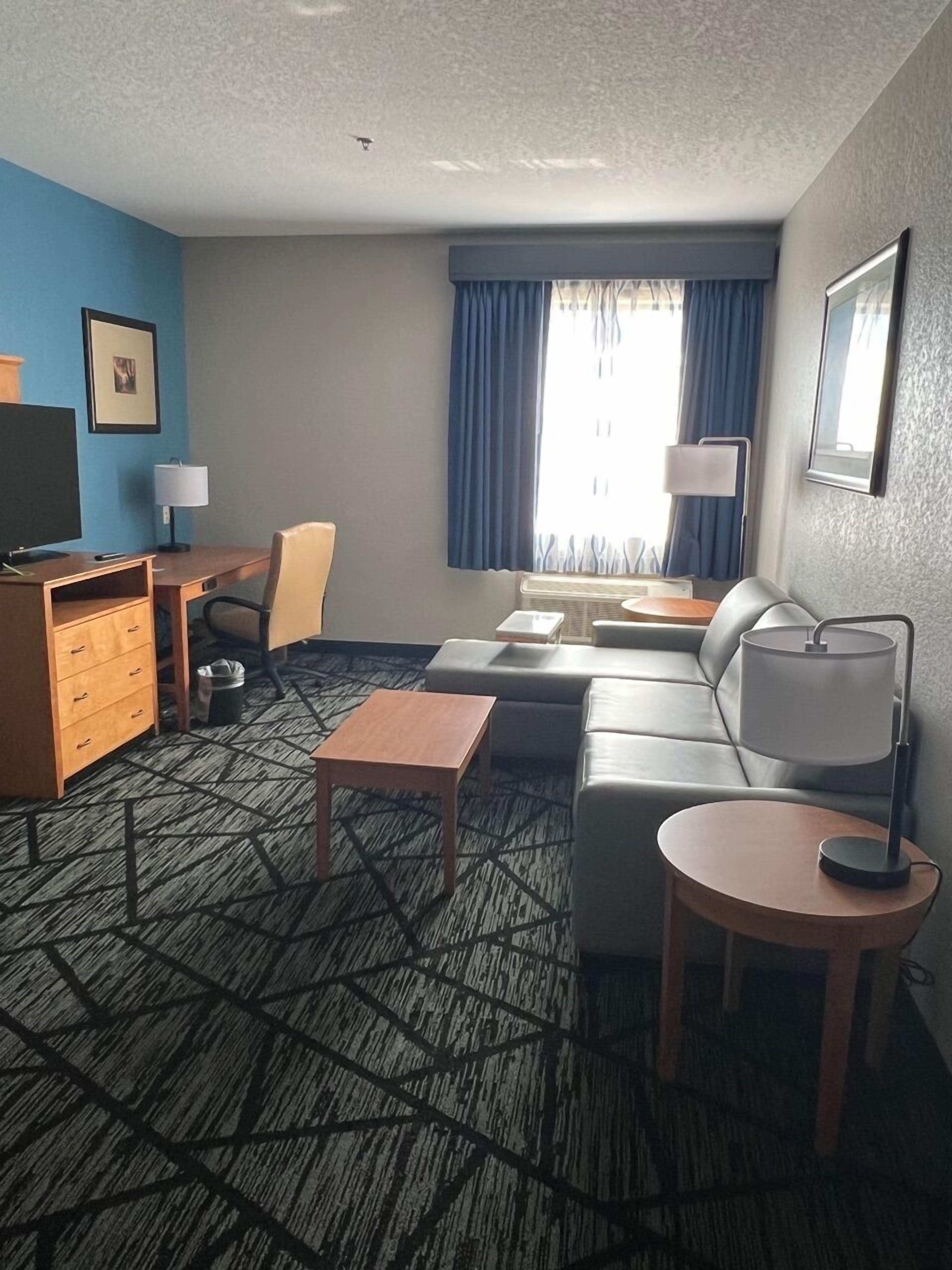 presidential suite, 1 king bed, non smoking | premium bedding, pillow-top beds, desk, blackout curtains