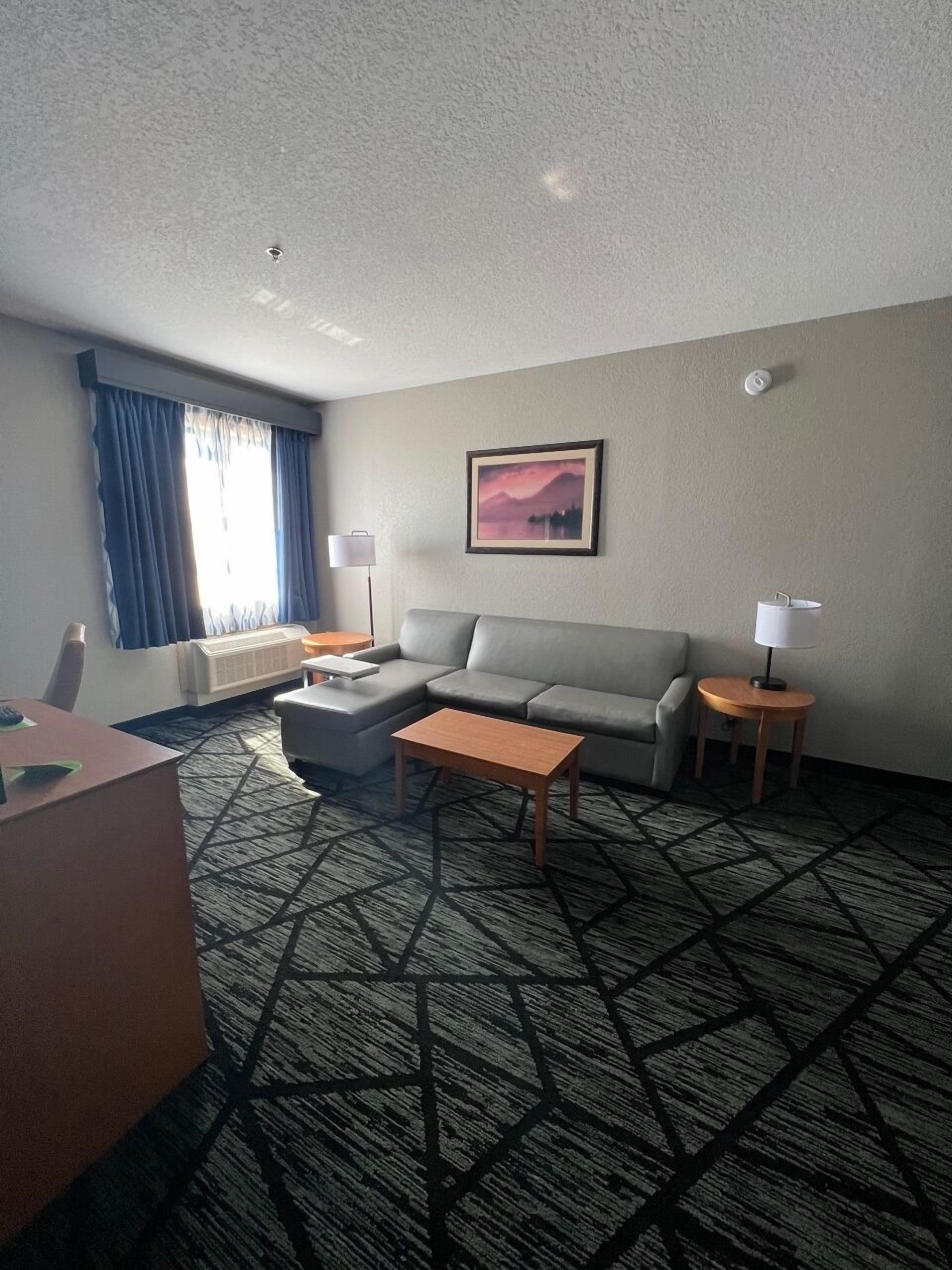 Deluxe Room, 1 King Bed, Non Smoking | Premium bedding, pillowtop beds, desk, blackout drapes